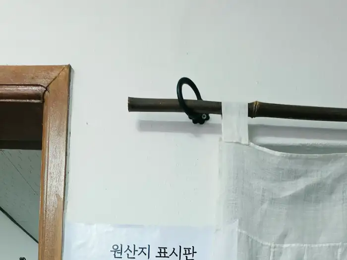 새하얀 두부와 짙은 색의 무언가