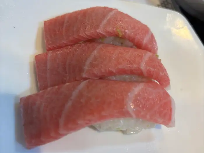 잘 차려진 참치 초밥