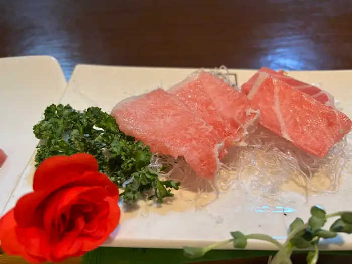 신선한 참치 사시미와 장식