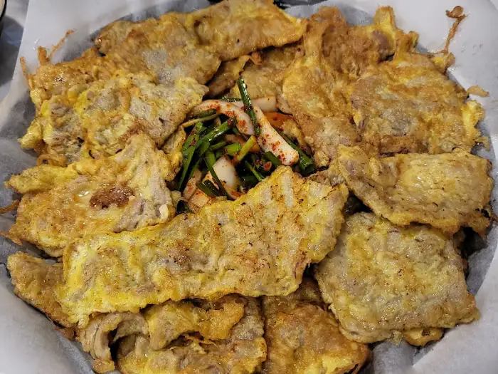 푸짐하게 쌓인 강릉전집 육전