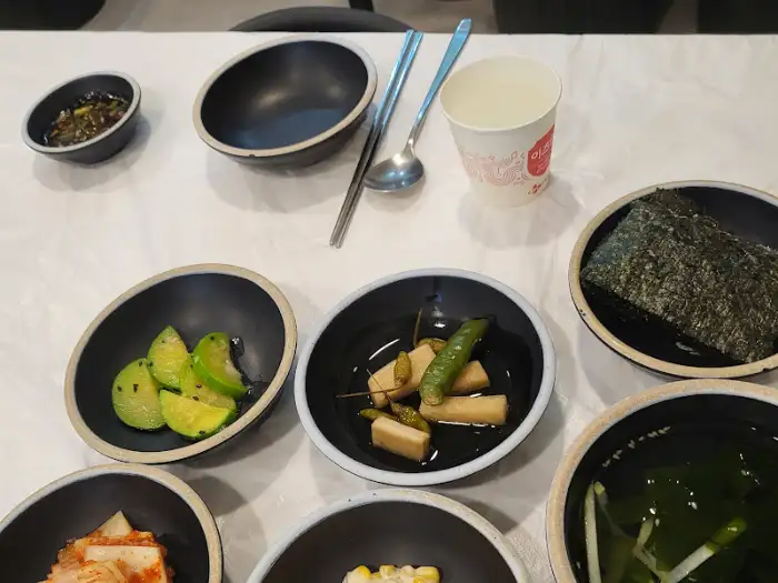 테이블 세팅과 밑반찬