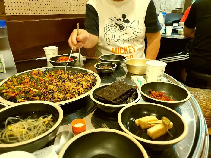 식사하는 모습