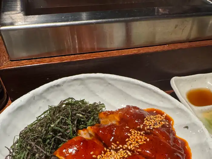 빨간 소스가 버무려진 닭고기 요리