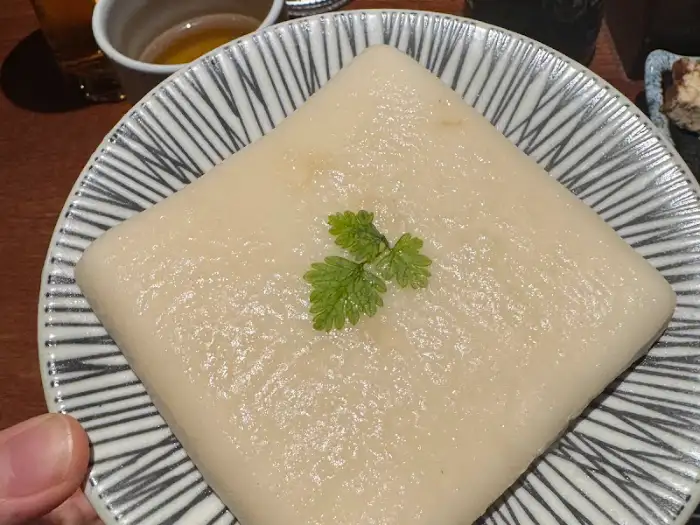 부드러운 질감의 떡 또는 연두부 같은 메뉴