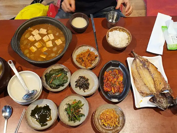 푸짐하게 차려진 한상차림