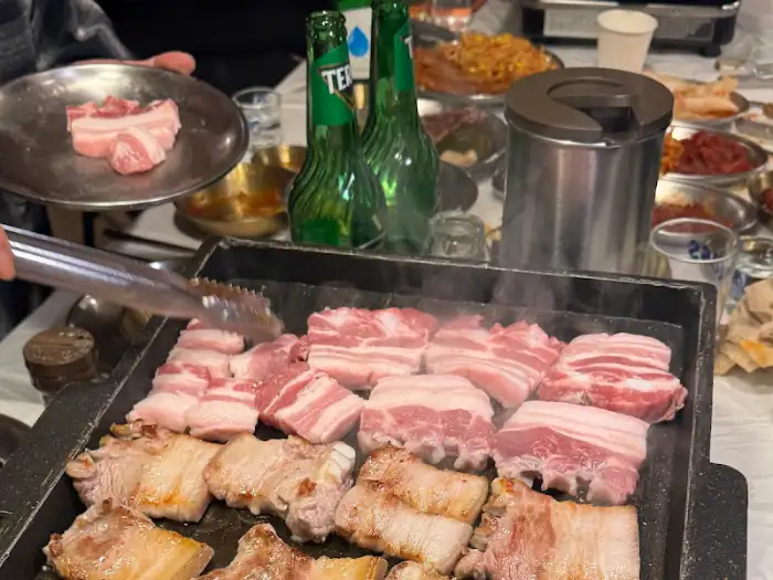 돼지고기 굽는 모습