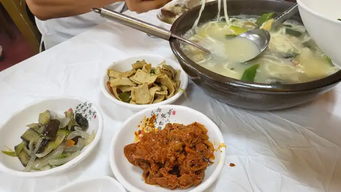 수제비와 곁들임 음식