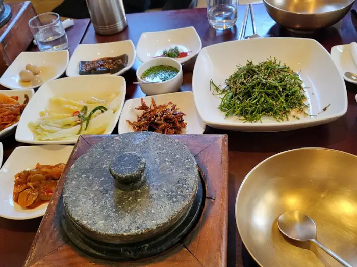다슬기 돌솥밥과 반찬들