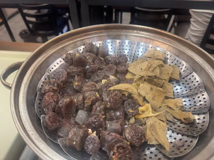 김이 모락모락 나는 순대와 간
