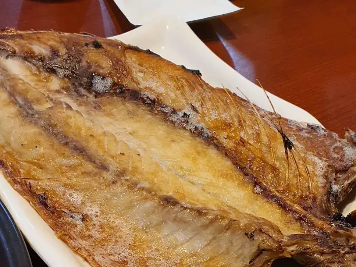 노릇하게 구워진 생선구이 클로즈업
