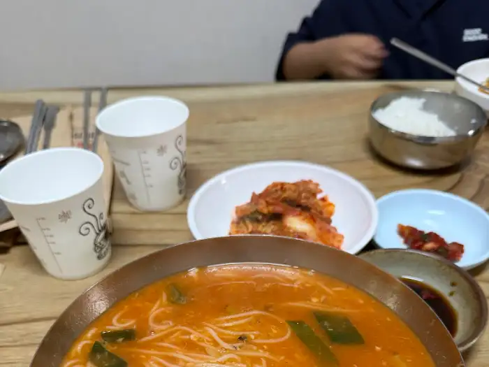김치와 곁들여 먹는 생선국수