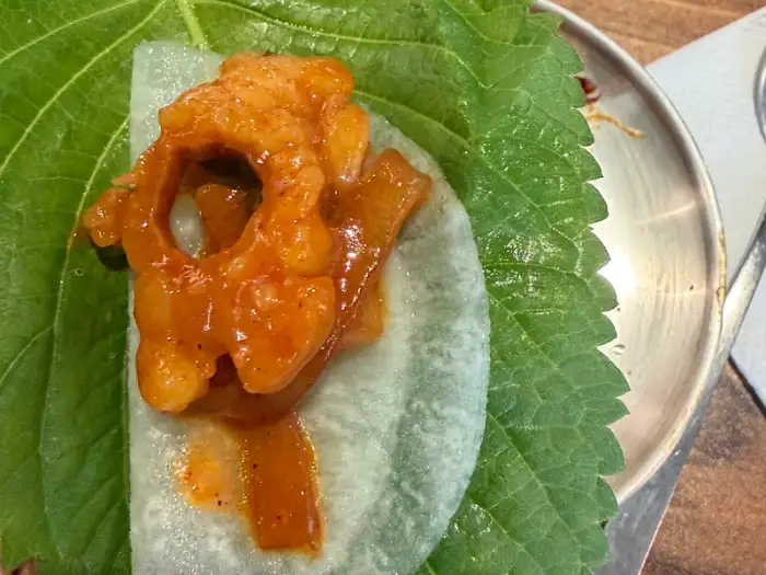 상추쌈에 얹은 음식