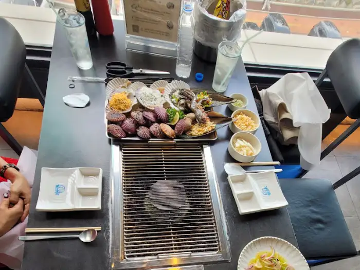 클램하우스 테이블 전경