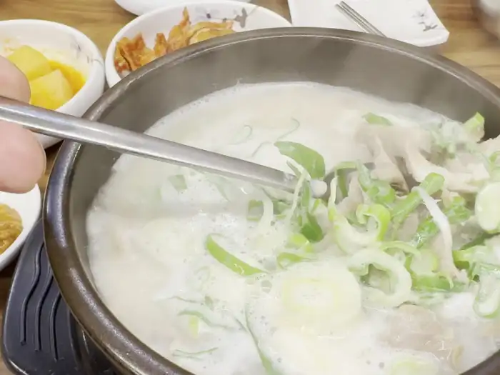 국밥에 숟가락을 넣고 떠내는 모습