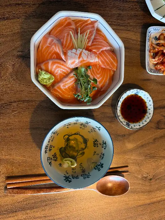 신선하고 푸짐한 연어덮밥