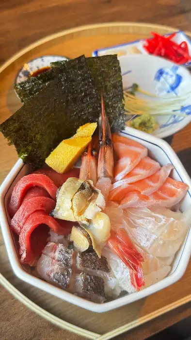 신선한 해산물이 가득한 카이센동