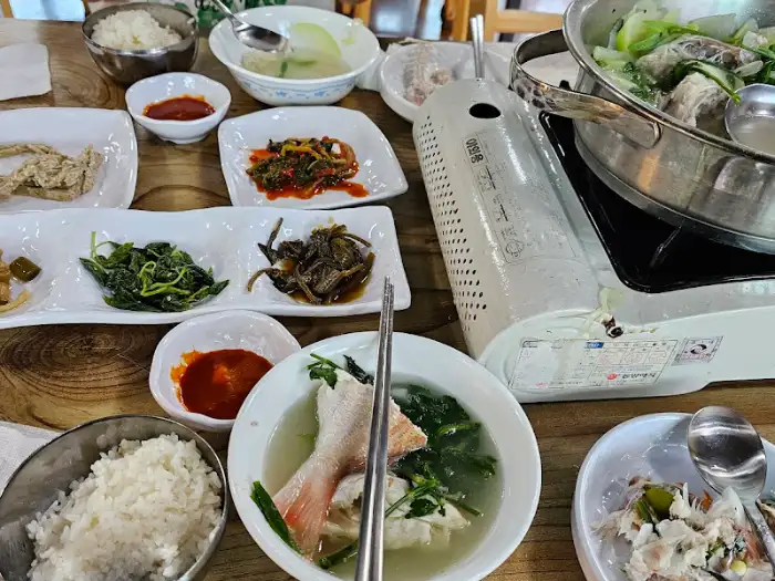 따뜻한 밥과 함께 차려진 지리탕과 밑반찬들