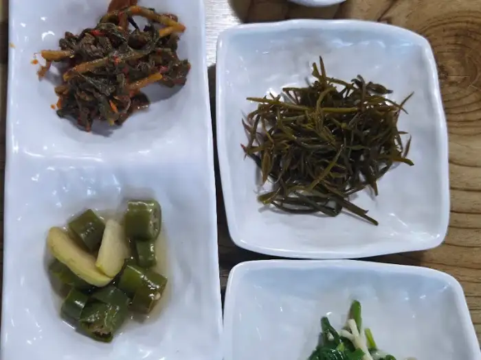다양한 종류의 나물 반찬들이 담긴 접시들