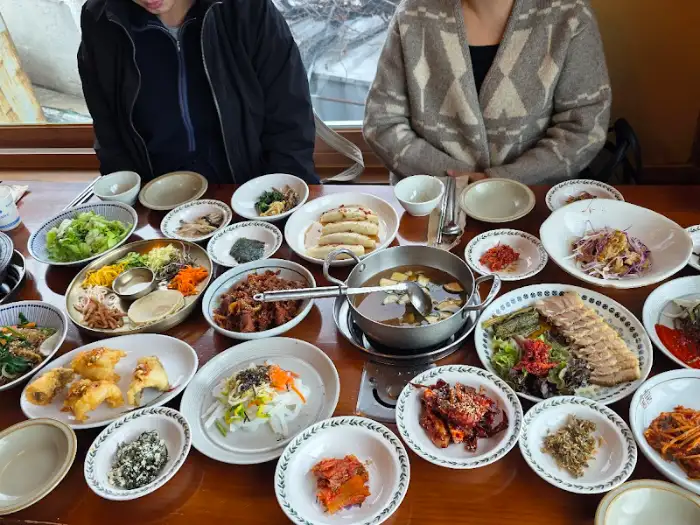 테이블에 정갈하게 차려진 다양한 음식들