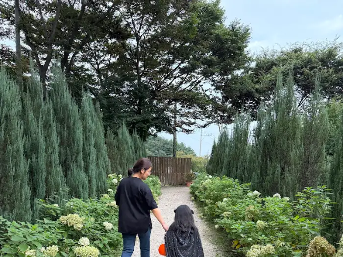 정원 입구 풍경