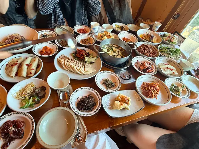 부드럽고 쫄깃한 족발과 곁들여진 보쌈김치