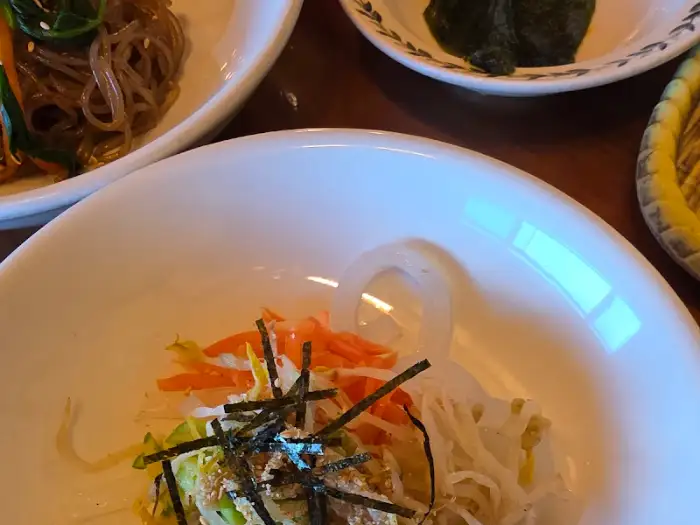 다양한 채소와 고명이 올라간 비빔 요리