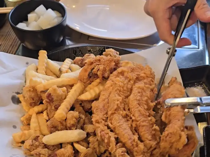 푸짐하게 나온 치킨과 감자튀김