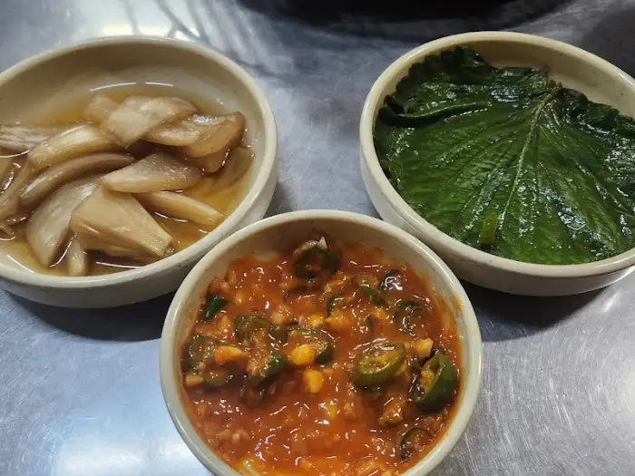 깻잎, 쌈장, 양파가 담긴 반찬 그릇