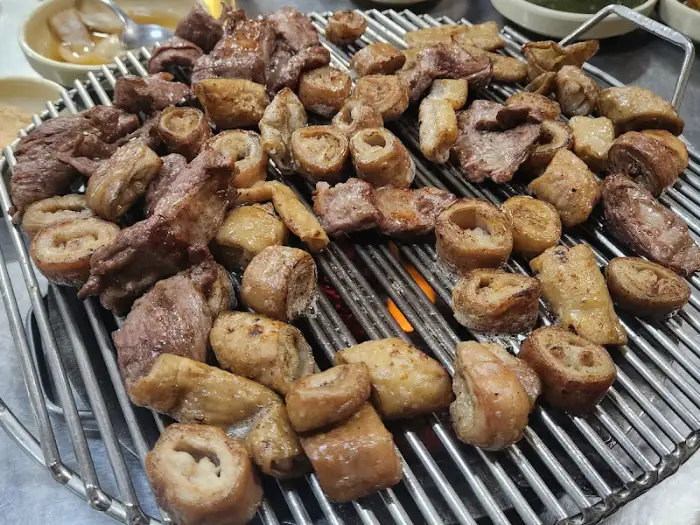 그릴 위에서 구워지는 막창과 갈매기살