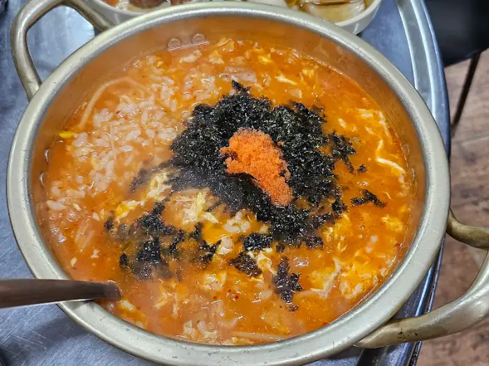 양은 냄비에 끓여진 김치죽