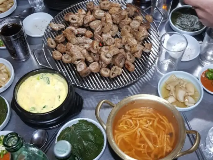 다양한 반찬과 함께 놓인 고기