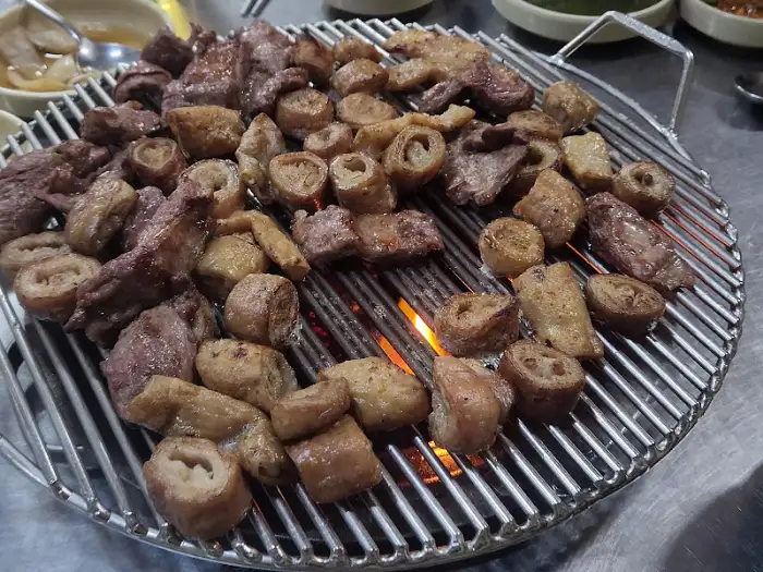 그릴 위에서 맛있게 구워지는 막창과 갈매기살