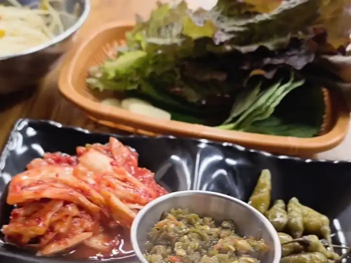 신선한 쌈 채소와 김치