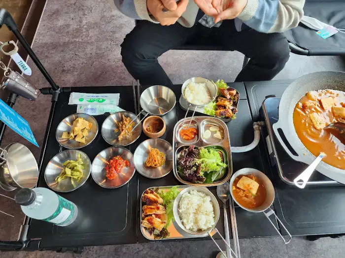 웅쓰 남춘천역점 내부 캠핑 감성 테이블 세팅