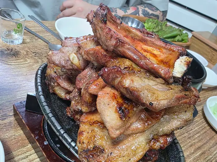 푸짐하게 쌓인 돼지갈비