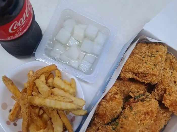치킨, 감자튀김, 콜라, 치킨무