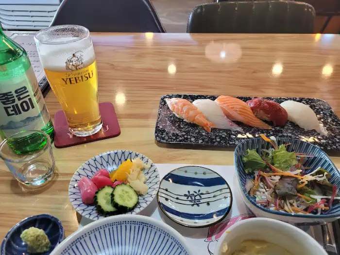 테이블 세팅과 샐러드, 맥주