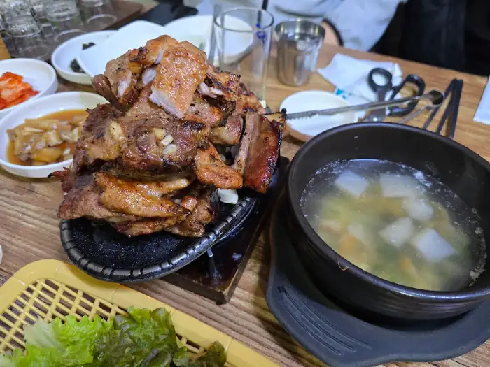 테이블에 차려진 돼지갈비와 반찬