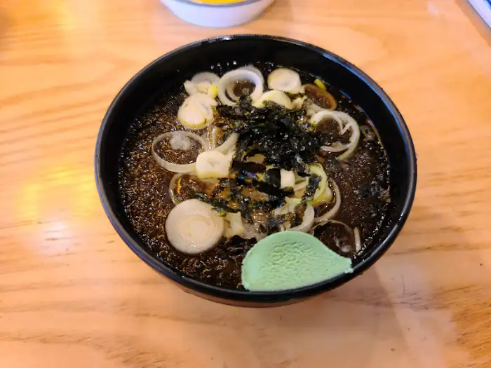 판모밀의 메밀면과 육수