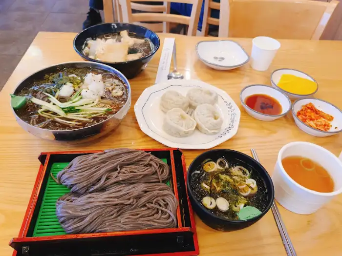 다양한 메뉴가 차려진 테이블