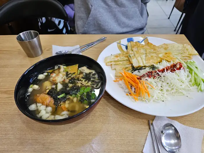 우동과 함께 나온 비빔만두와 밥