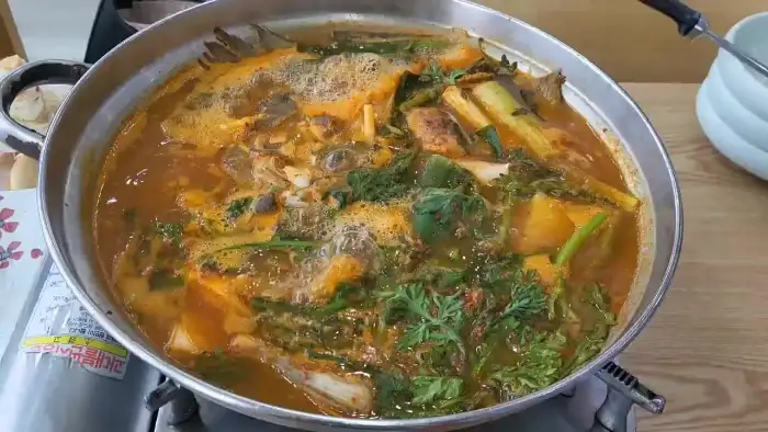 김이 모락모락 나는 커다란 대게찜