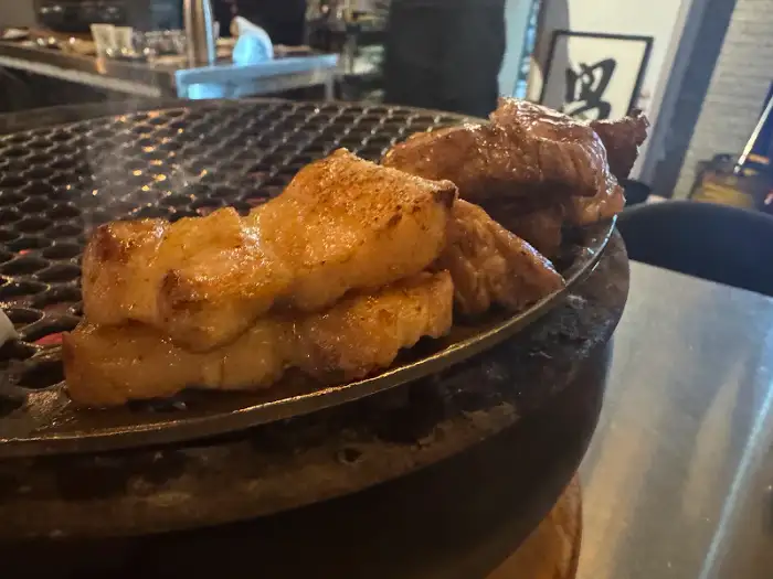 노릇하게 구워져 접시에 담긴 돼지고기 조각들