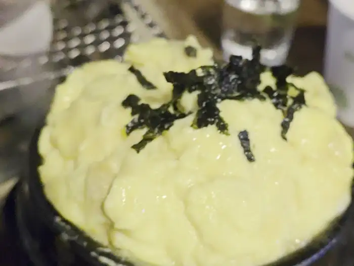 김가루가 뿌려진 부드러운 계란찜