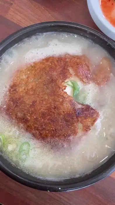 누룽지가 덮인 삼계탕 클로즈업