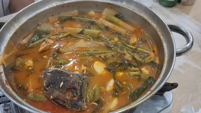 푸짐하게 끓고 있는 매콤한 매운탕