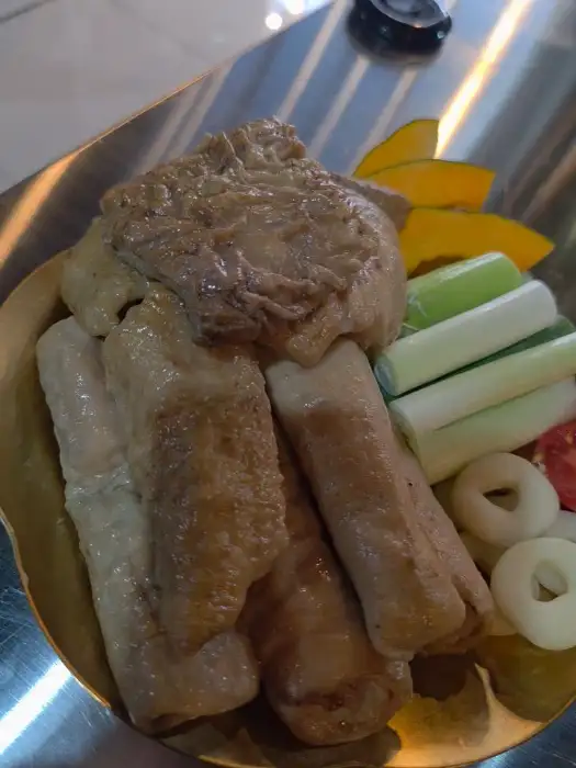 초벌된 막창이 접시에 담겨 있는 모습
