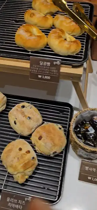 다양한 베이커리 진열대