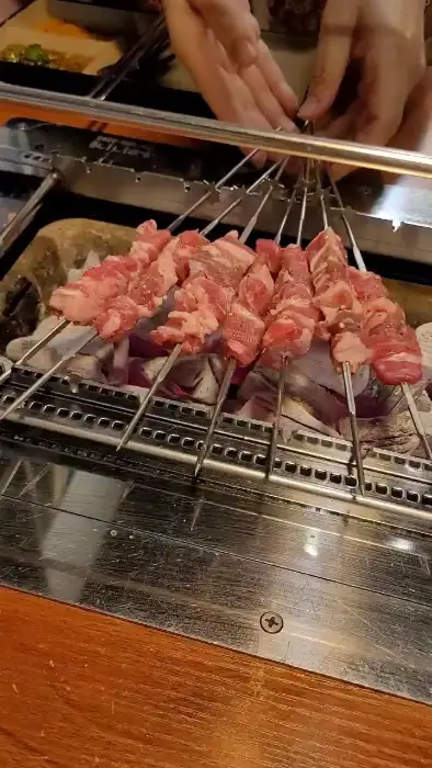 숯불 위에서 맛있게 익어가는 양꼬치