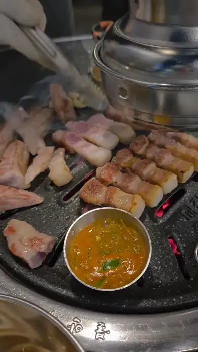 불판 위에서 익어가고 있는 얇게 썰린 고기